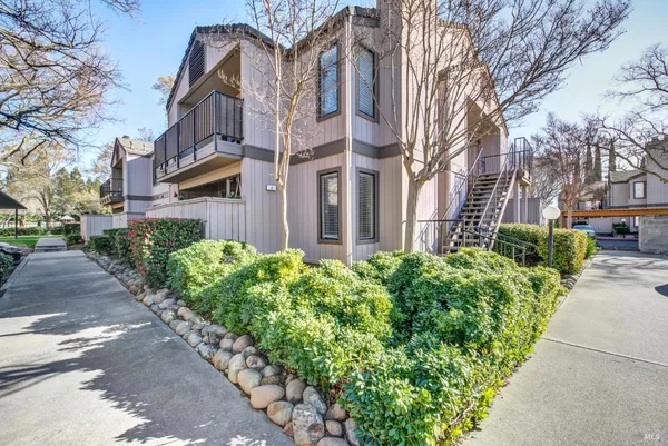 a view of entryway with a front door