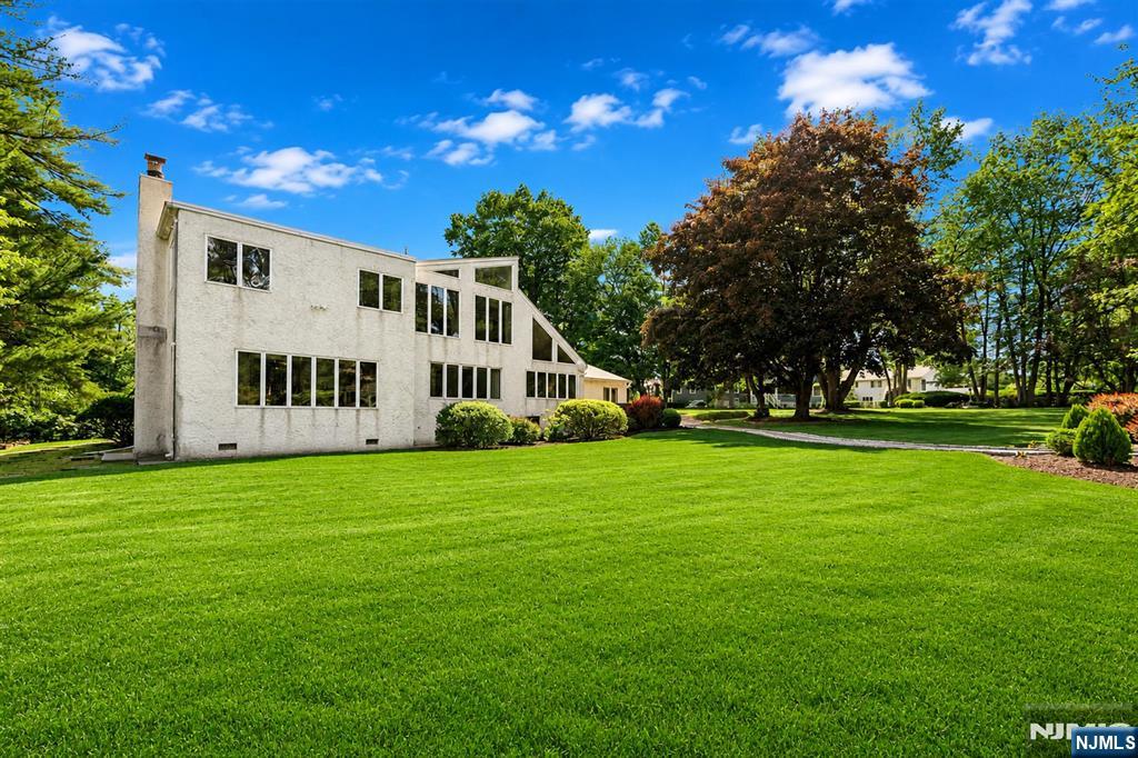 690 Soldier Hill Road Oradell, NJ 07649 - Photo 4 of 50