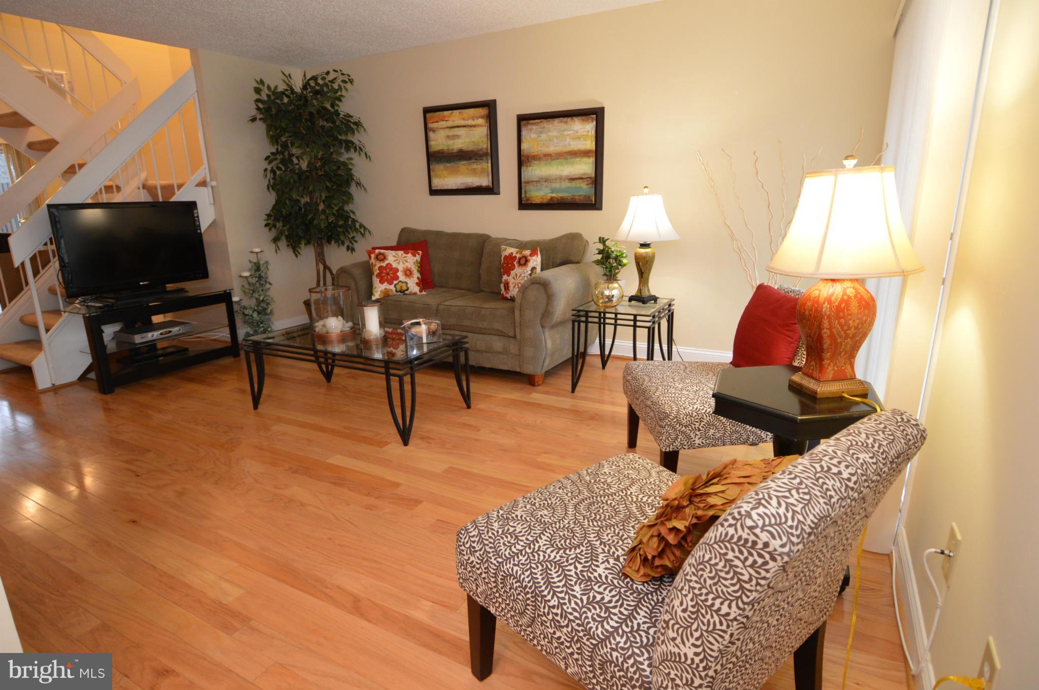 12148 Captiva Court Reston, VA 20191 - Photo 3 of 25 Living Room