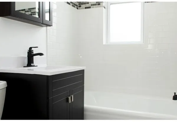 $2,295 | 3841 North Greenview Avenue, Unit 2W, Chicago, IL 60613