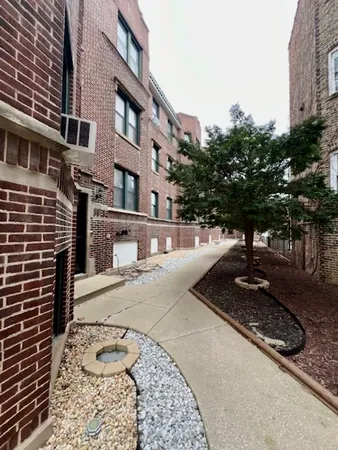 $2,295 | 3841 North Greenview Avenue, Unit 2W, Chicago, IL 60613