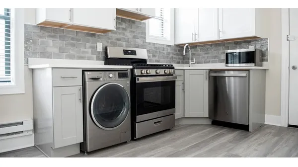 $2,295 | 3841 North Greenview Avenue, Unit 2W, Chicago, IL 60613