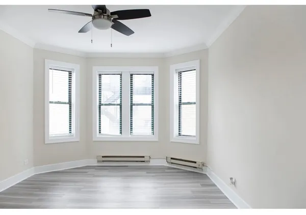 $2,295 | 3841 North Greenview Avenue, Unit 2W, Chicago, IL 60613