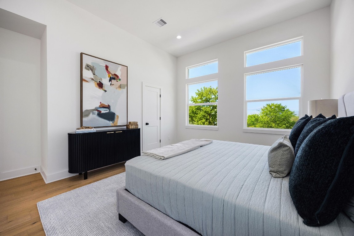 303 Marcella Street, Unit P Houston, TX 77091 - Photo 18 of 26 Primary suite with large walk-in closet