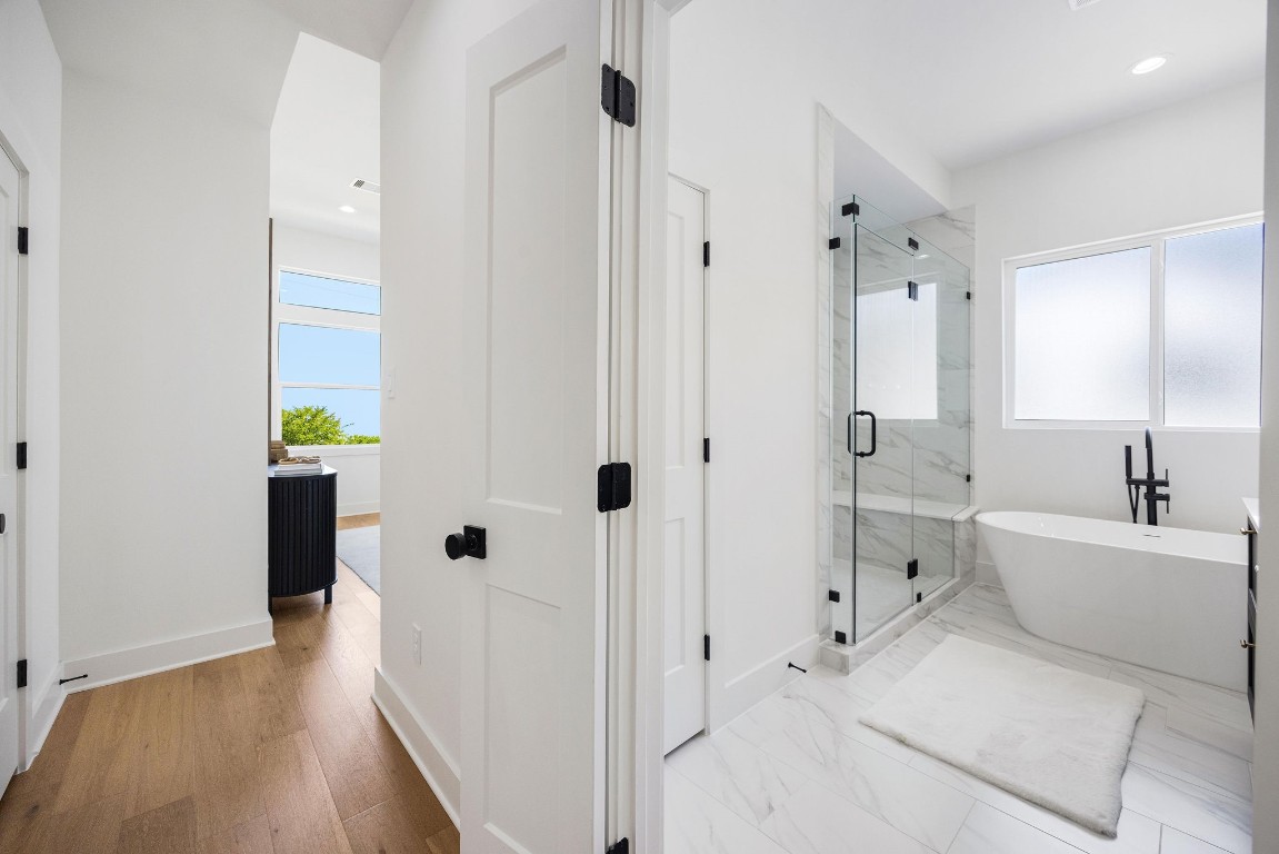 303 Marcella Street, Unit P Houston, TX 77091 - Photo 19 of 26 Primary bathroom suite