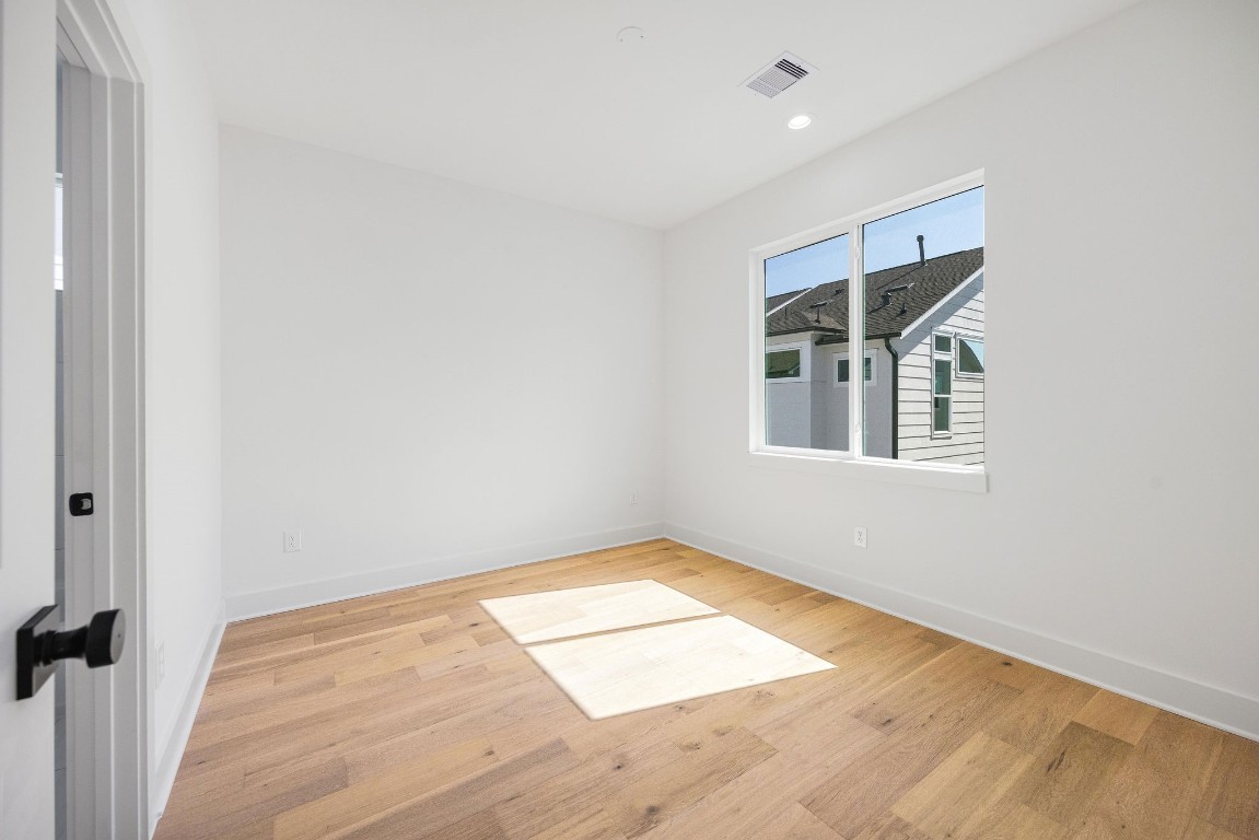 303 Marcella Street, Unit P Houston, TX 77091 - Photo 23 of 26 Secondary bedroom located on the third floor with attached bathroom