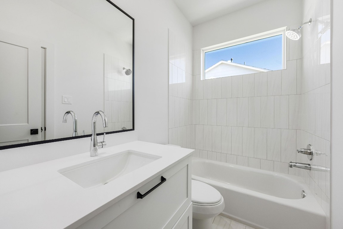 303 Marcella Street, Unit P Houston, TX 77091 - Photo 24 of 26 Secondary bedrooms attached full bathroom