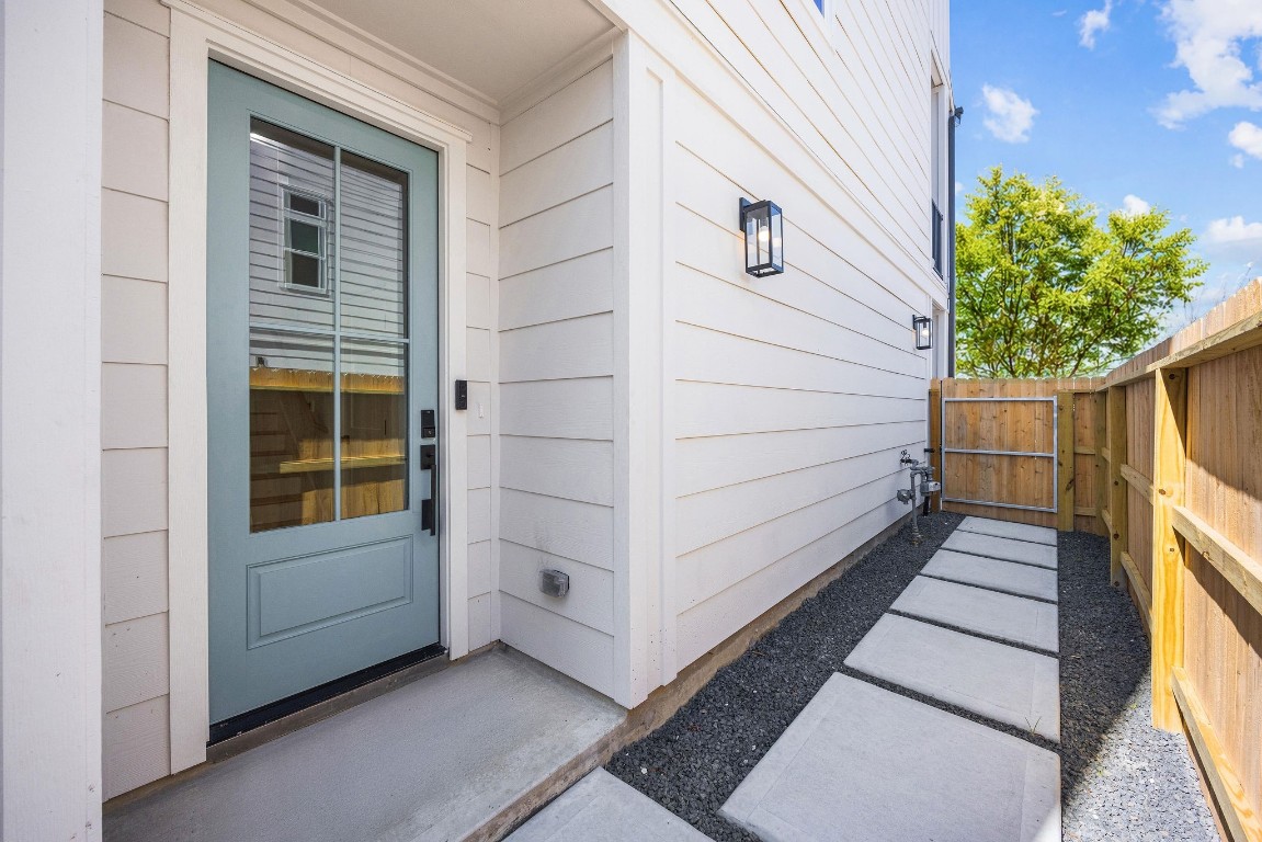 303 Marcella Street, Unit P Houston, TX 77091 - Photo 5 of 26 Private entryway of the home