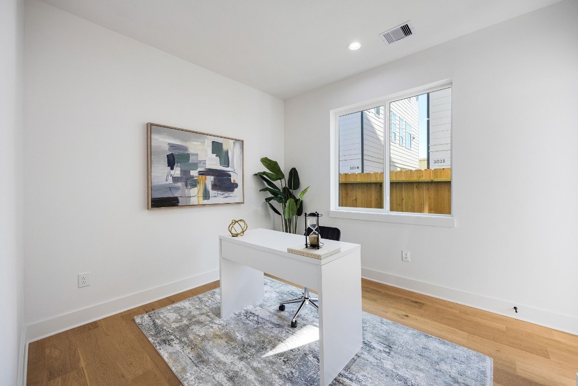 303 Marcella Street, Unit P Houston, TX 77091 - Photo 6 of 26 First floor bedroom with full attached bath can be utilized as a home office/flex space.