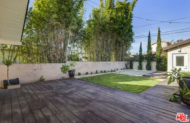 a view of a backyard