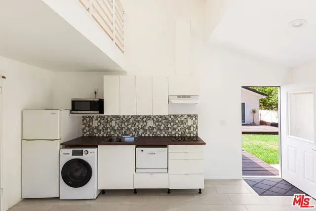 a view of living room washer and dryer