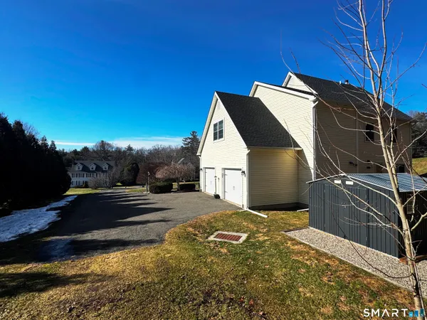 a view of a house with backyard