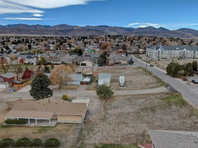 a view of a parking area