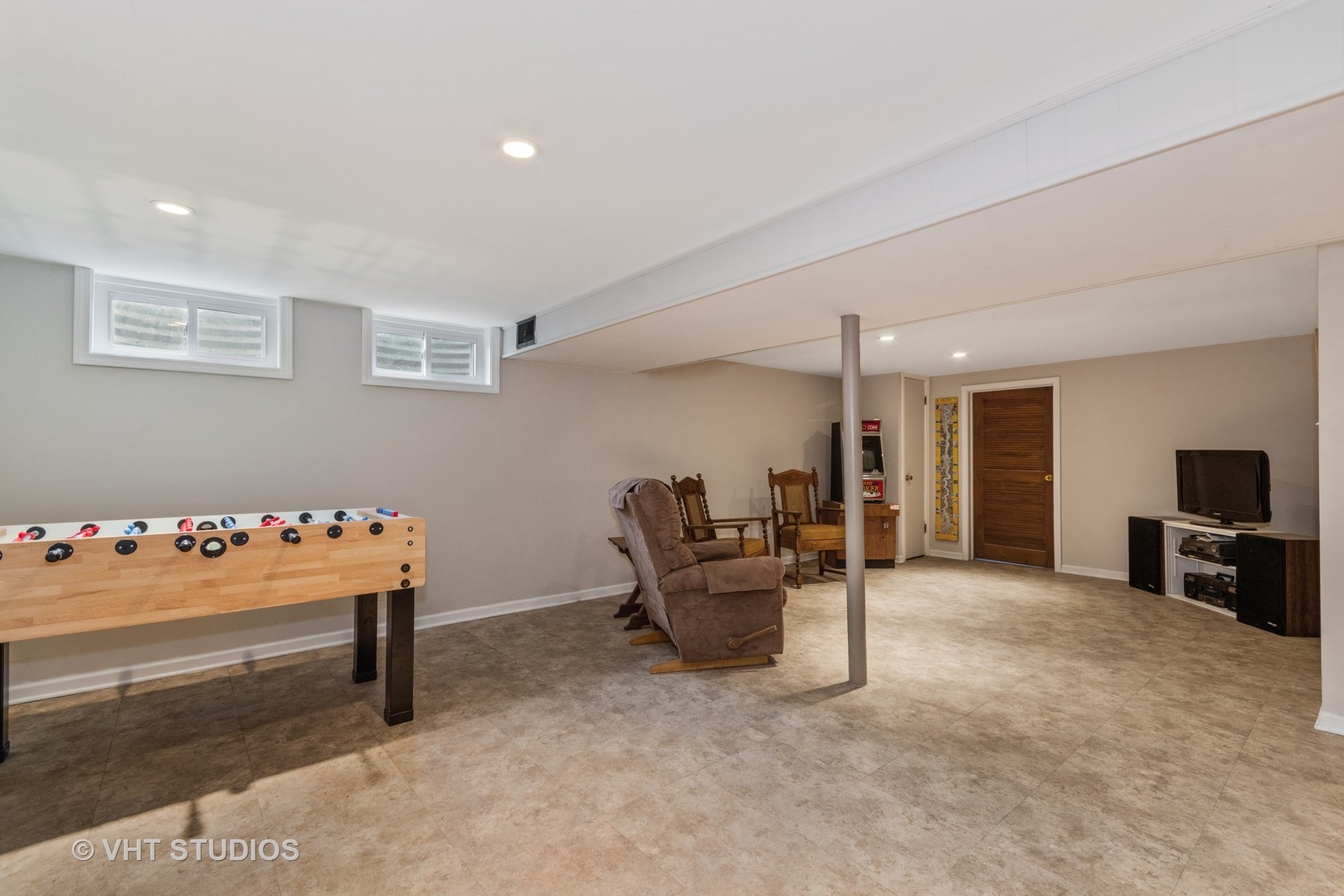 22W679 Poplar Road Glen Ellyn, IL 60137 - Photo 19 of 23 a view of a livingroom with furniture