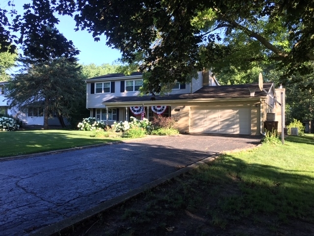 22W679 Poplar Road Glen Ellyn, IL 60137 - Photo 22 of 23 a view of a yard with plants