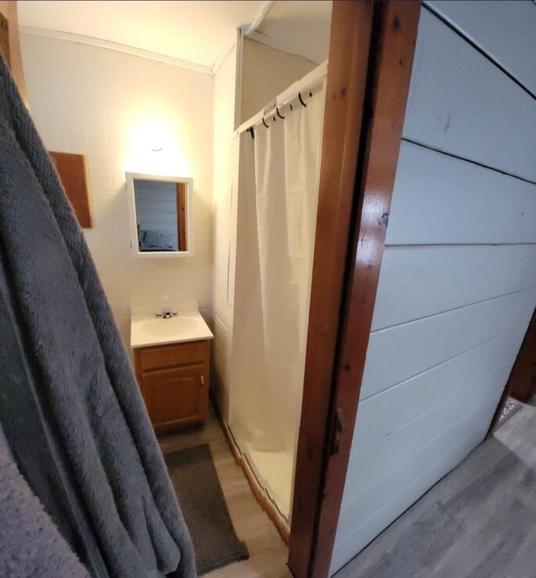 977 North Huron Road East Tawas, MI 48730 - Photo 20 of 22 Barberry Bathroom