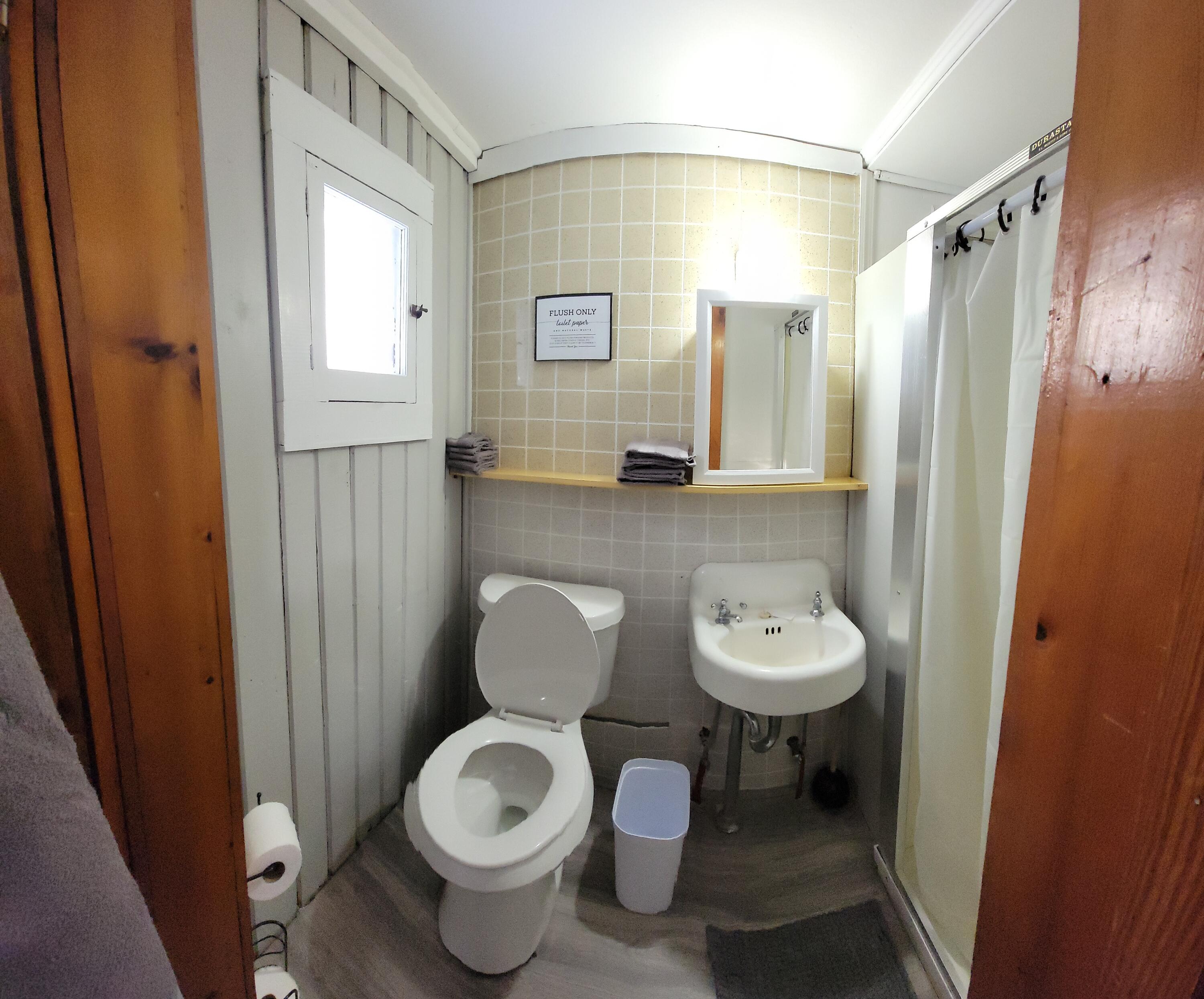 977 North Huron Road East Tawas, MI 48730 - Photo 8 of 22 Hawthorne Bathroom