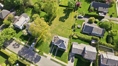 $975,000 | 5 Franklin Court West, Garden City, NY 11530
