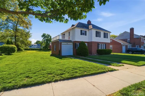 $975,000 | 5 Franklin Court West, Garden City, NY 11530