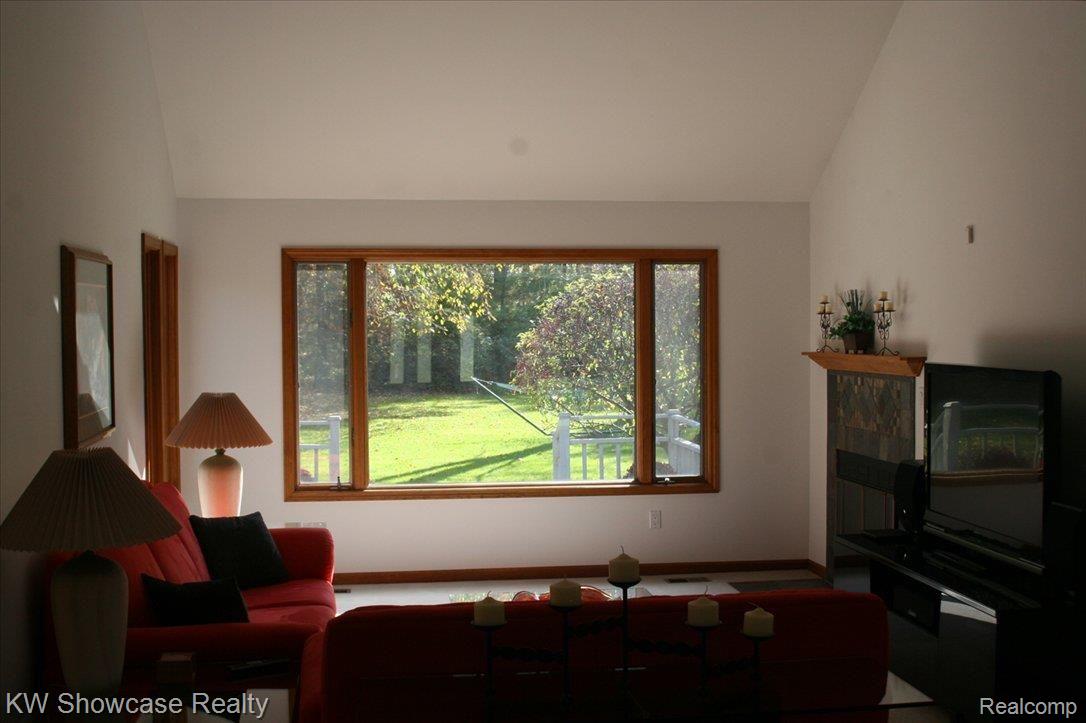 1133 Pine Ridge Road Milford, MI 48380 - Photo 11 of 18 Foyer