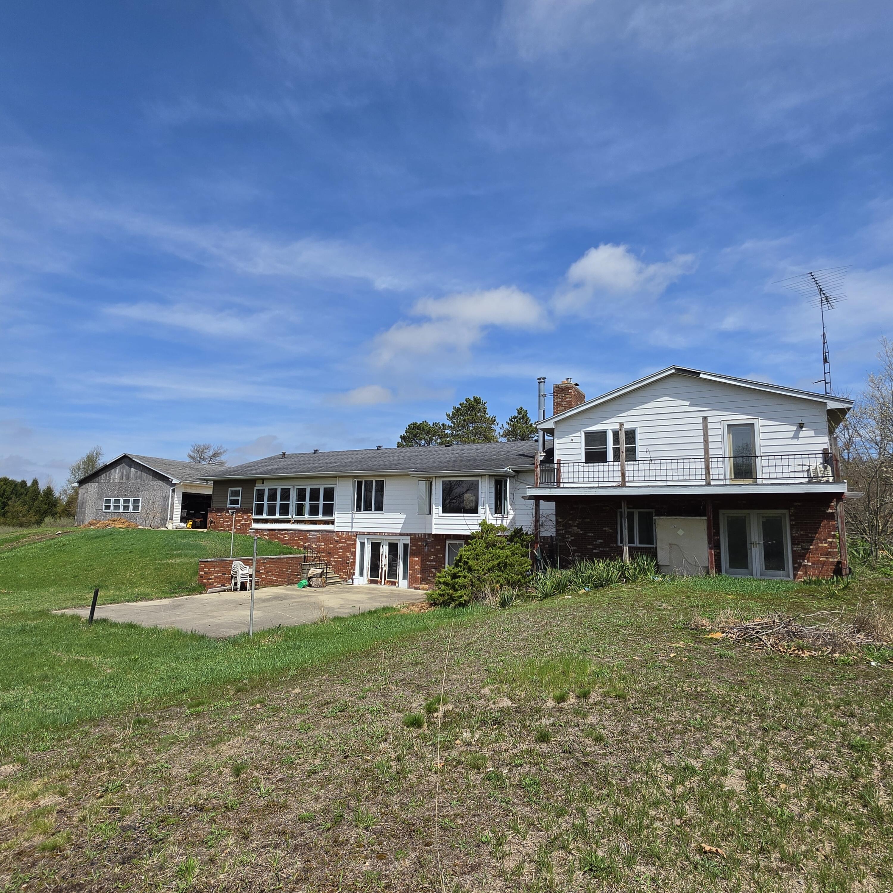 10650 Lawrence Road Brooklyn, MI 49230 - Photo 3 of 31 Back w/patio