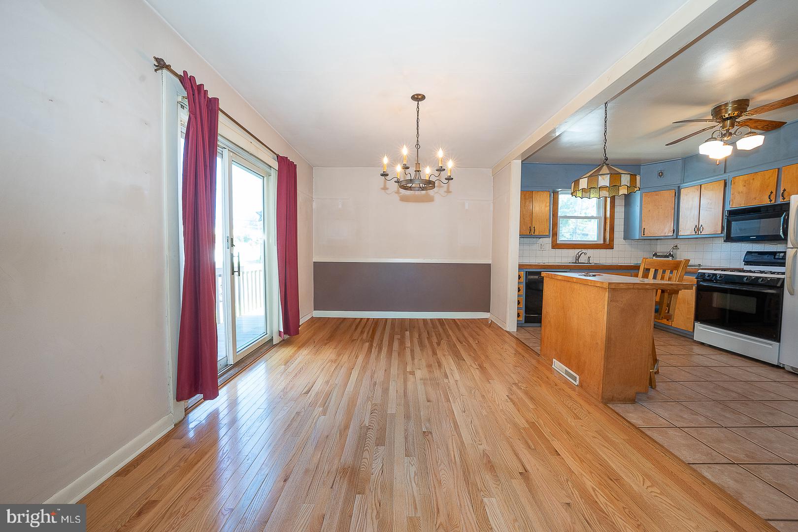437 Rittenhouse Circle Havertown, PA 19083 - Photo 9 of 55 Spacious dining area with natural light.