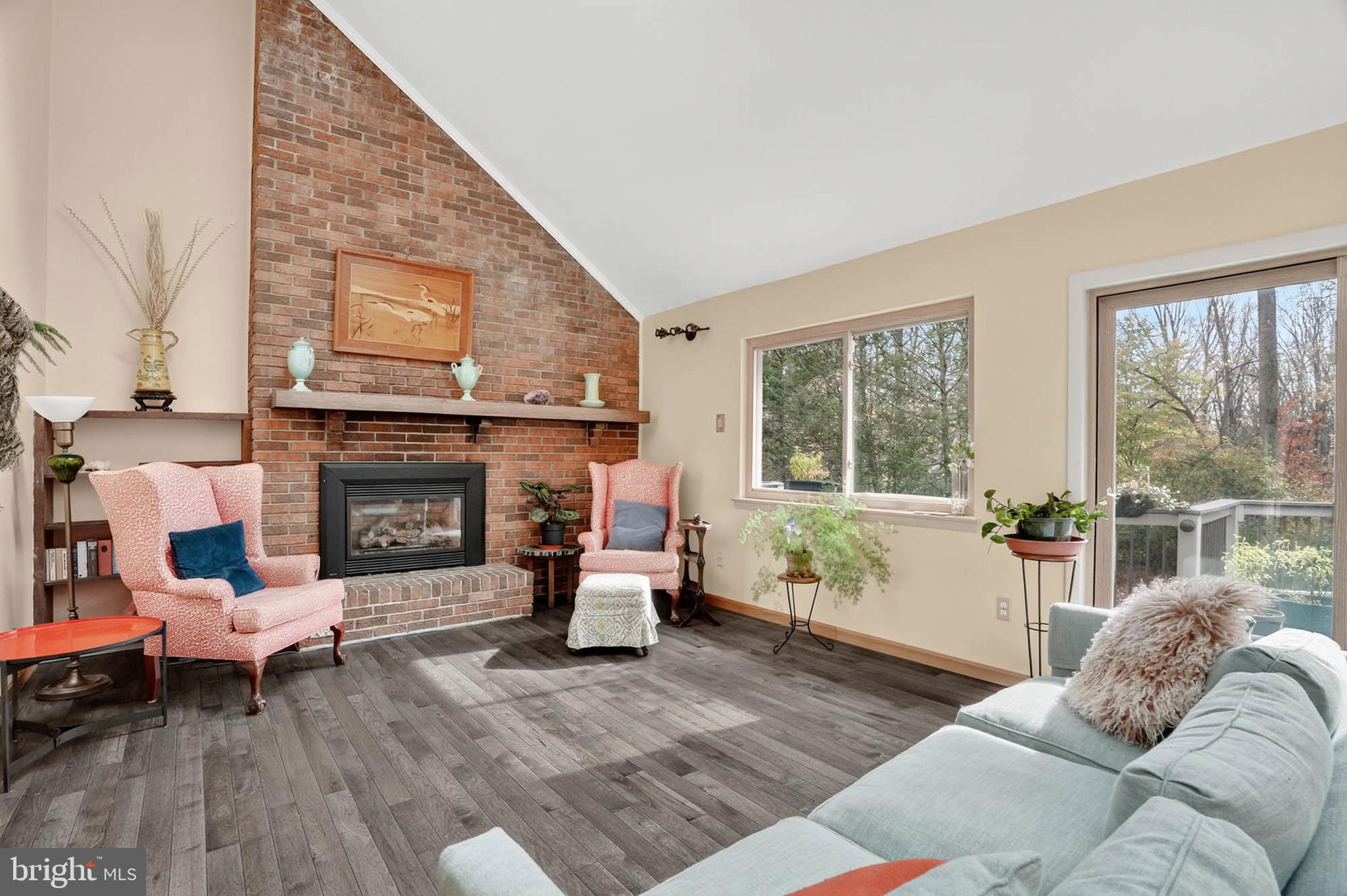 7033 Mink Hollow Road Highland, MD 20777 - Photo 12 of 79 Living room