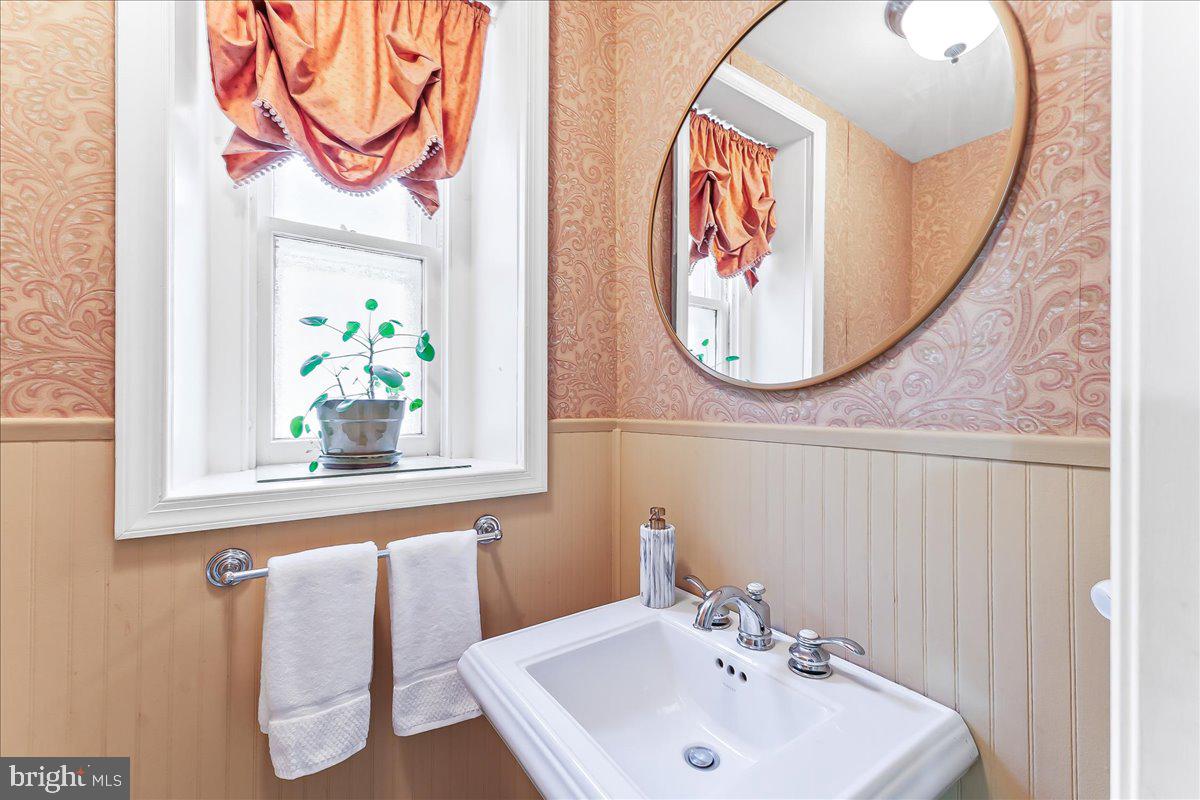503 West State Street Kennett Square, PA 19348 - Photo 18 of 76 1st floor powder room