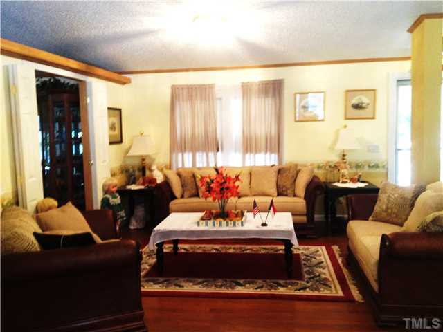 400 Red House Road Smithfield, NC 27577 - Photo 10 of 16 Living Room