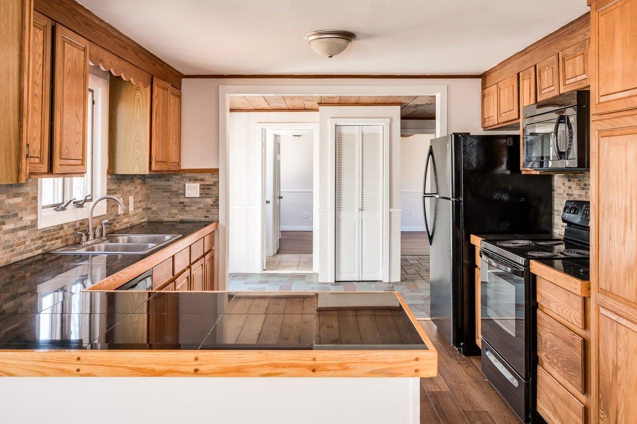 240 Amesbury Road Kensington, NH 03833 - Photo 4 of 36