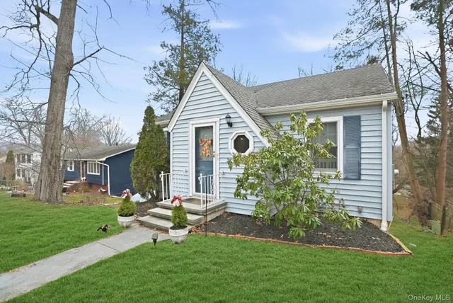 a view of a house with a yard