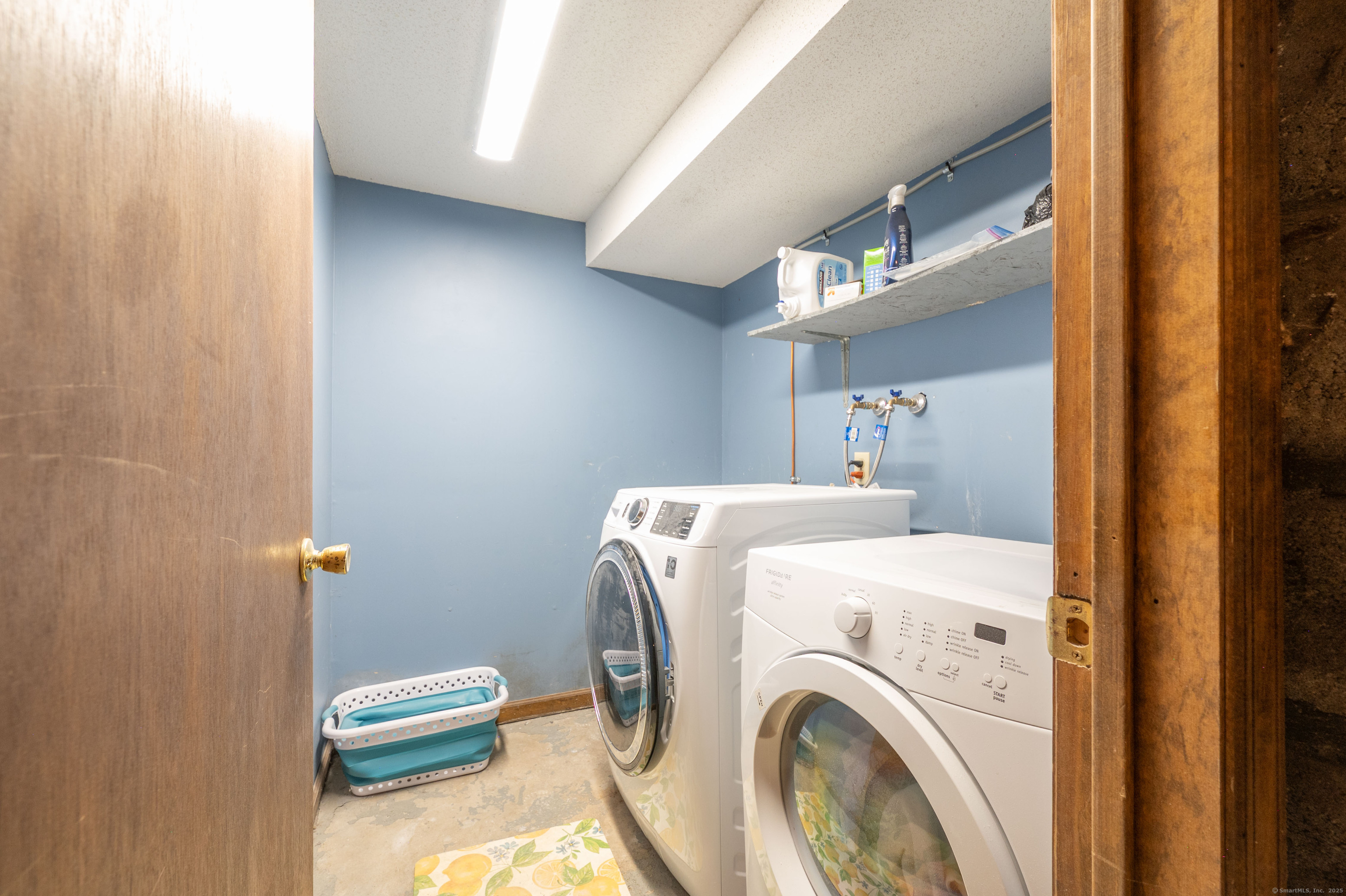 20 Musnug Road Danbury, CT 06811 - Photo 31 of 39 a utility room with dryer and washer