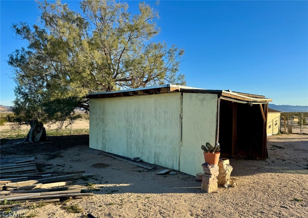 4759 Pinto Mountain Road Twentynine Palms, CA 92277 - Photo 19 of 21 a view of a backyard space