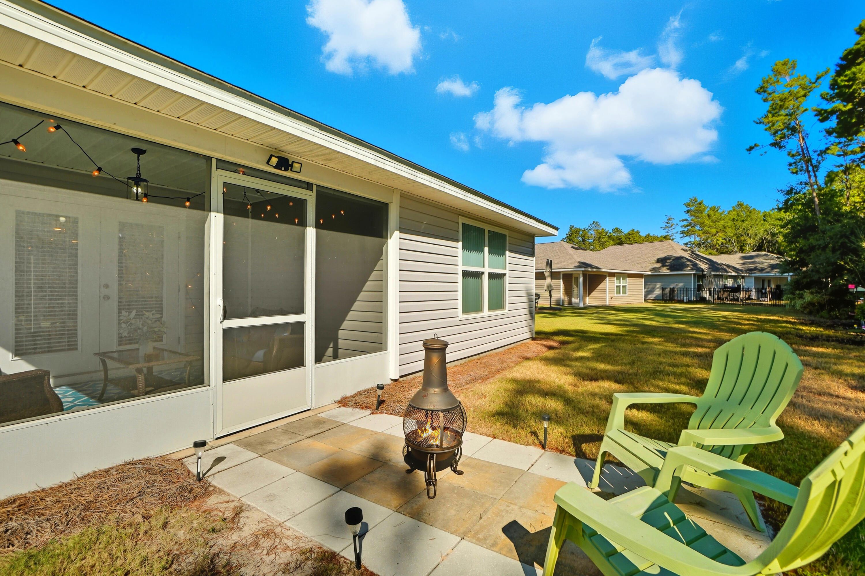 473 Earl Godwin Road Freeport, FL 32439 - Photo 15 of 25 a balcony with table and chairs