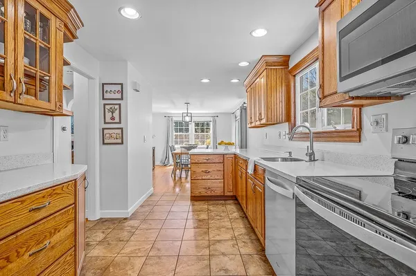 $689,900 | 14 Knollwood Drive, Shrewsbury, MA 01545