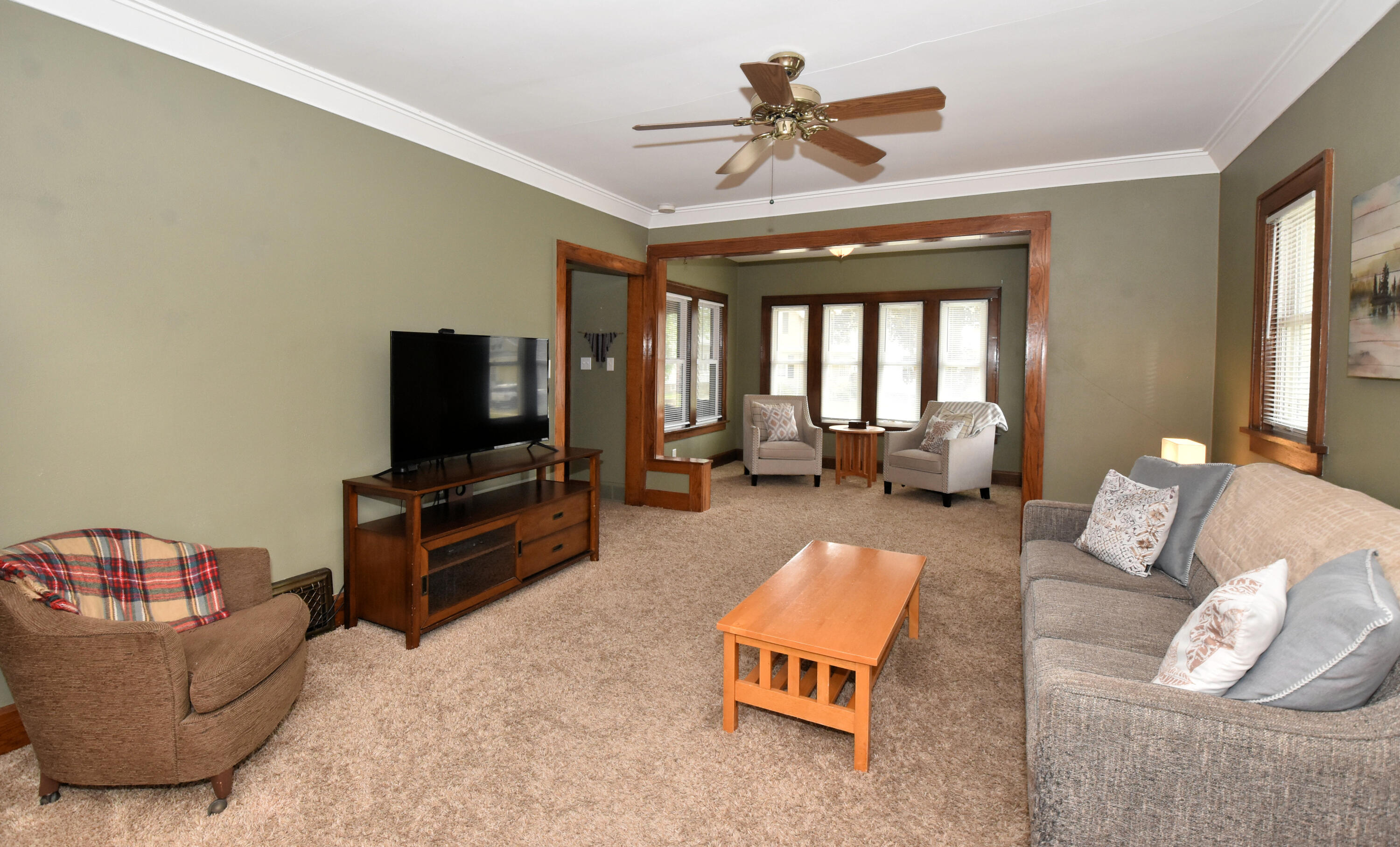 1224 West Lawn Avenue Racine, WI 53405 - Photo 9 of 46 Living Room