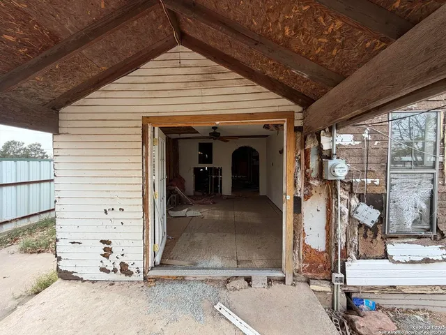 a view of a backyard