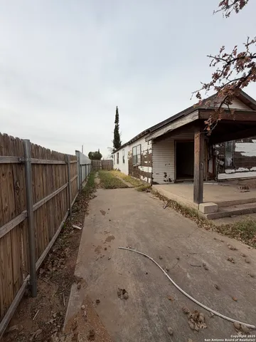 a view of a house with backyard and porch