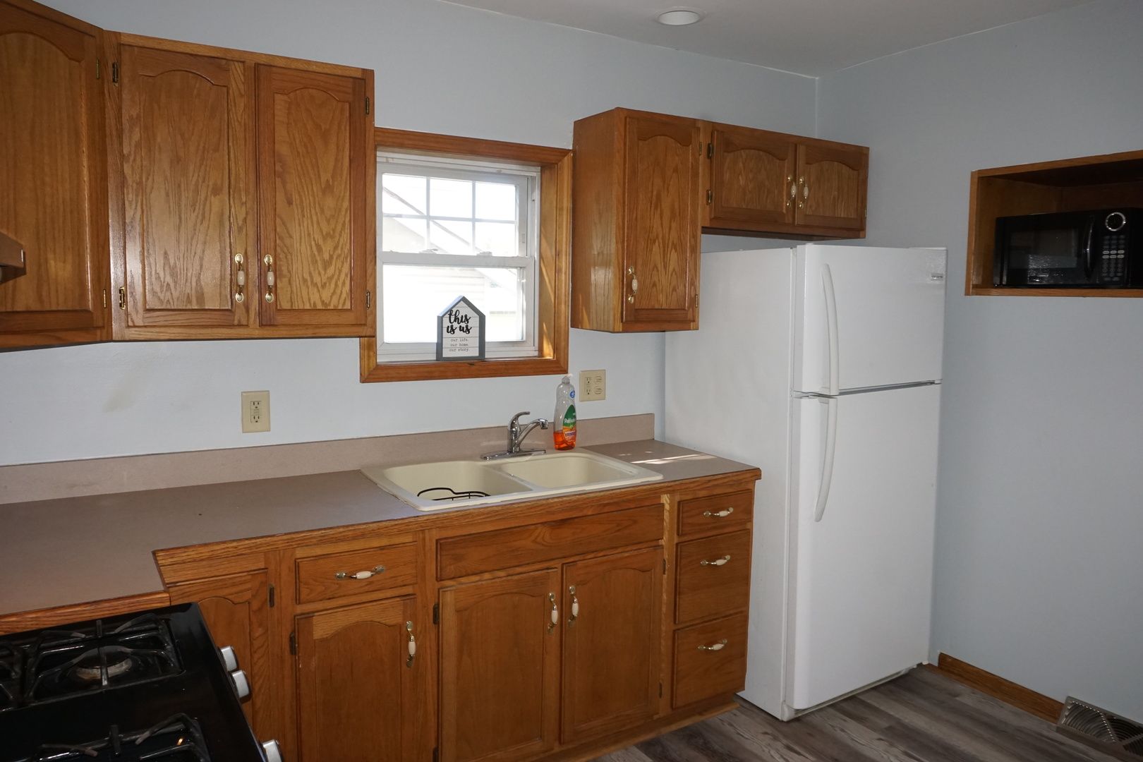 14542 Turner Avenue Midlothian, IL 60445 - Photo 8 of 22 a kitchen with a sink and a refrigerator