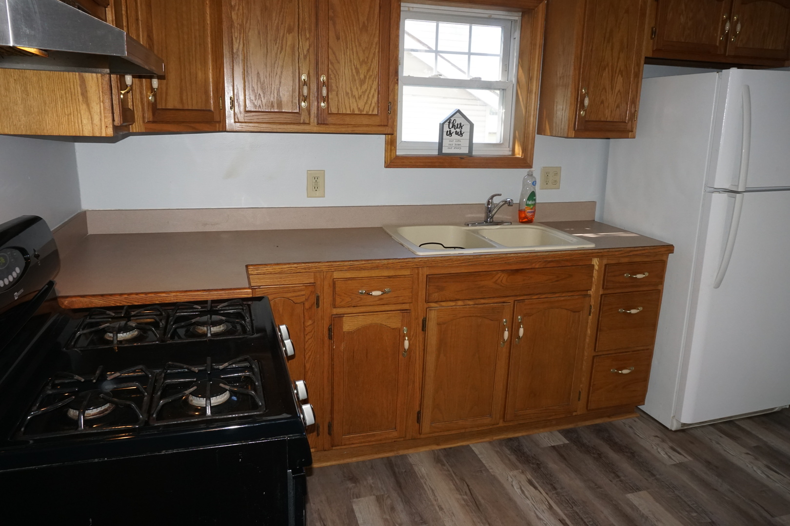 14542 Turner Avenue Midlothian, IL 60445 - Photo 10 of 22 a kitchen with wooden cabinets and a stove top oven