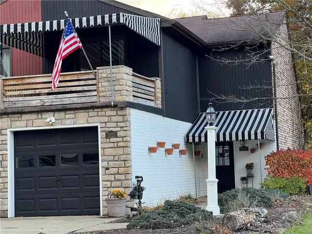 a view of sitting area of the house