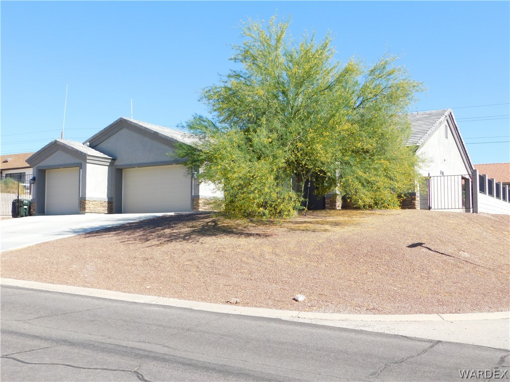 3370 South Ridge Avenue Bullhead City, AZ 86429 - Photo 6 of 56 a front view of house with yard and trees around