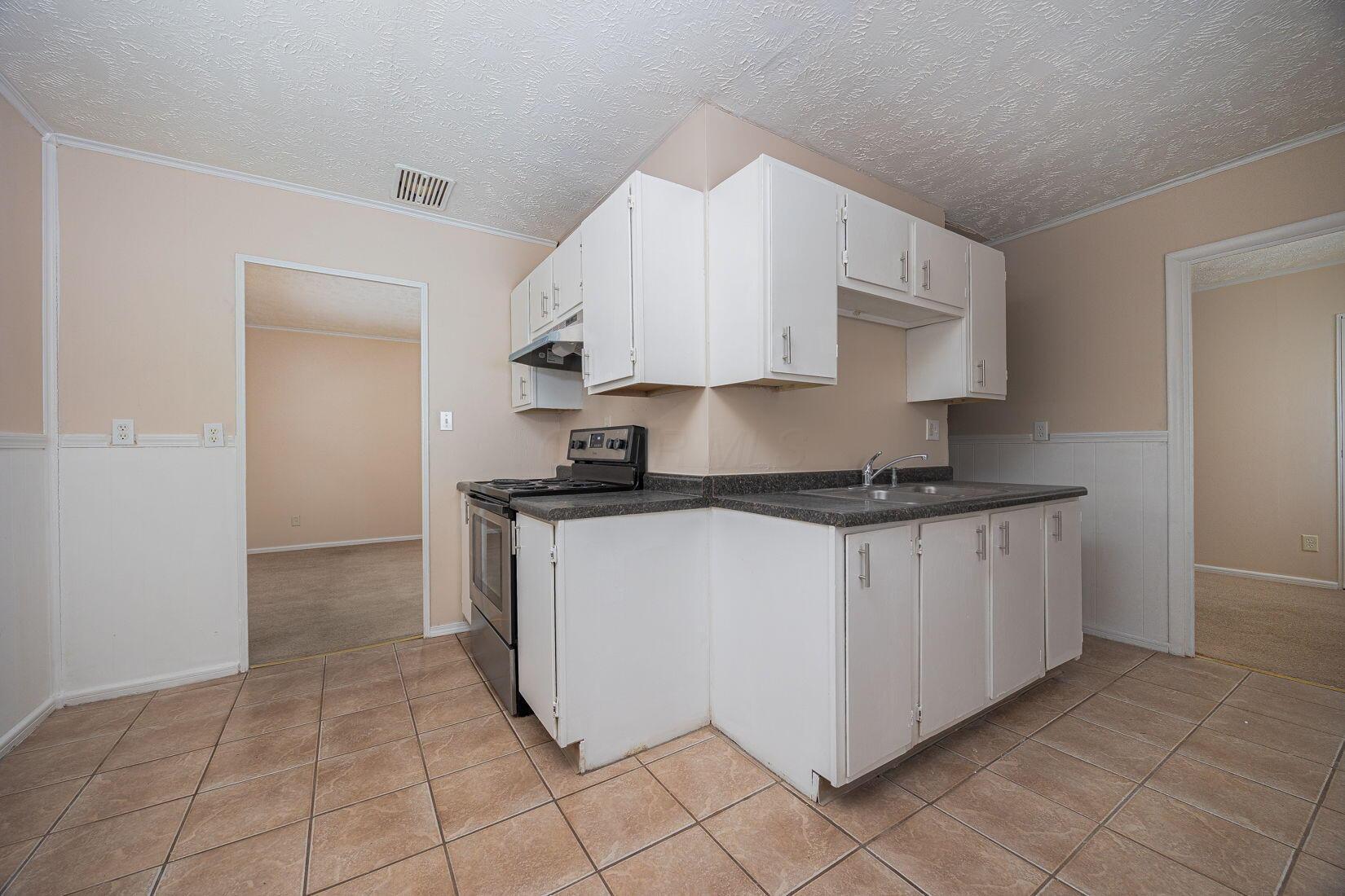 1134 South Hampton Road Columbus, OH 43227 - Photo 12 of 31 Kitchen