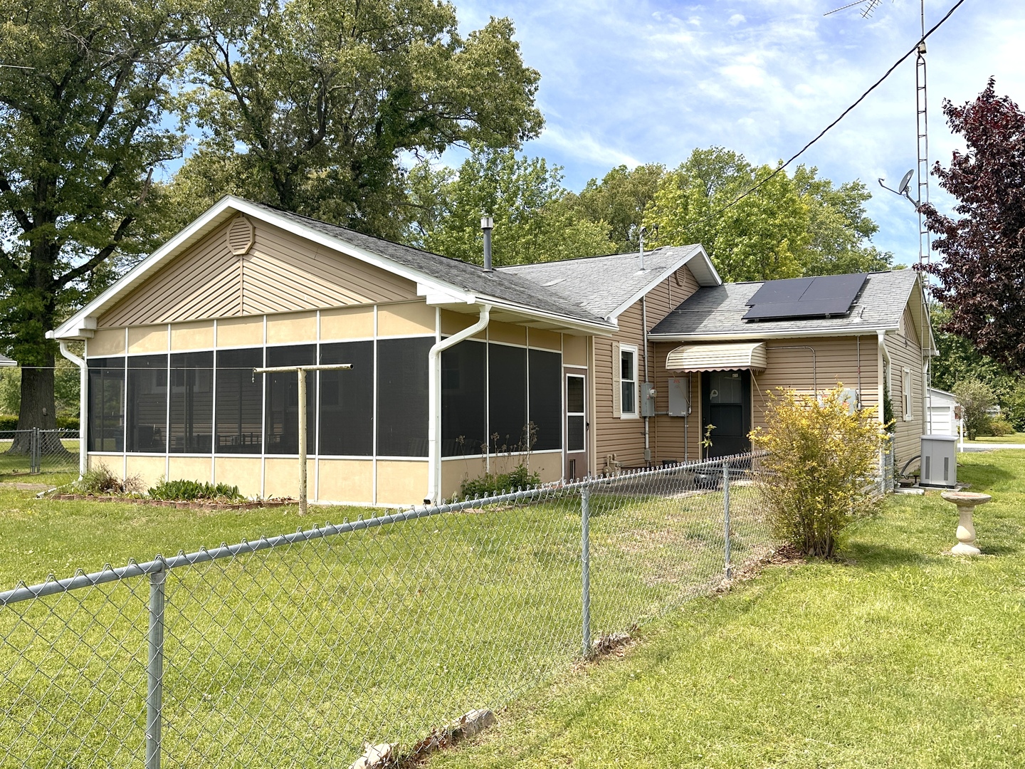 106 George Street Hurst, IL 62949 - Photo 13 of 14 a house view with a garden space