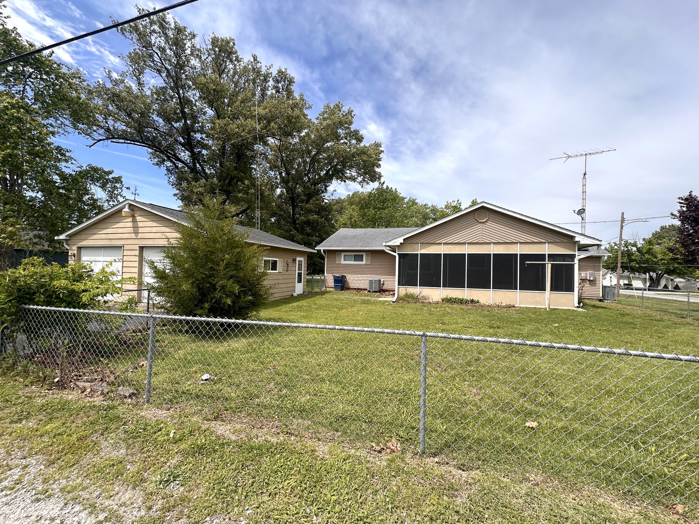 106 George Street Hurst, IL 62949 - Photo 14 of 14 a front view of a house with a yard