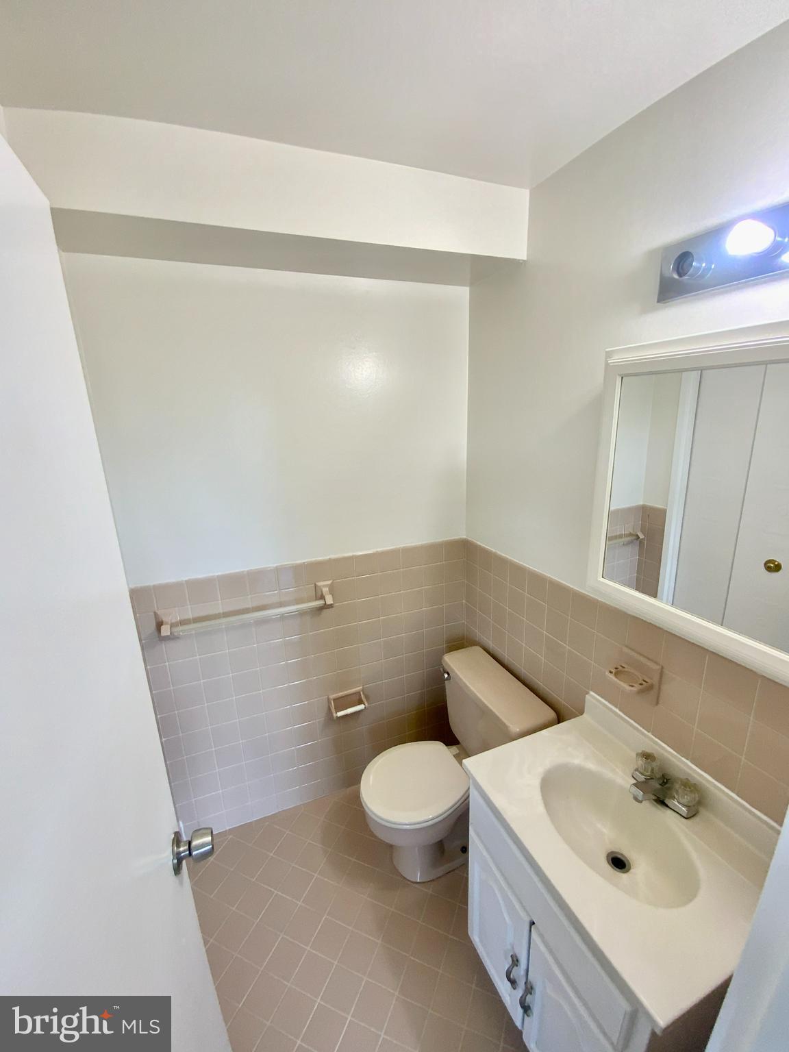 1900 Lyttonsville Road, Unit 1215 Silver Spring, MD 20910 - Photo 26 of 53 Half Bath in Primary Room