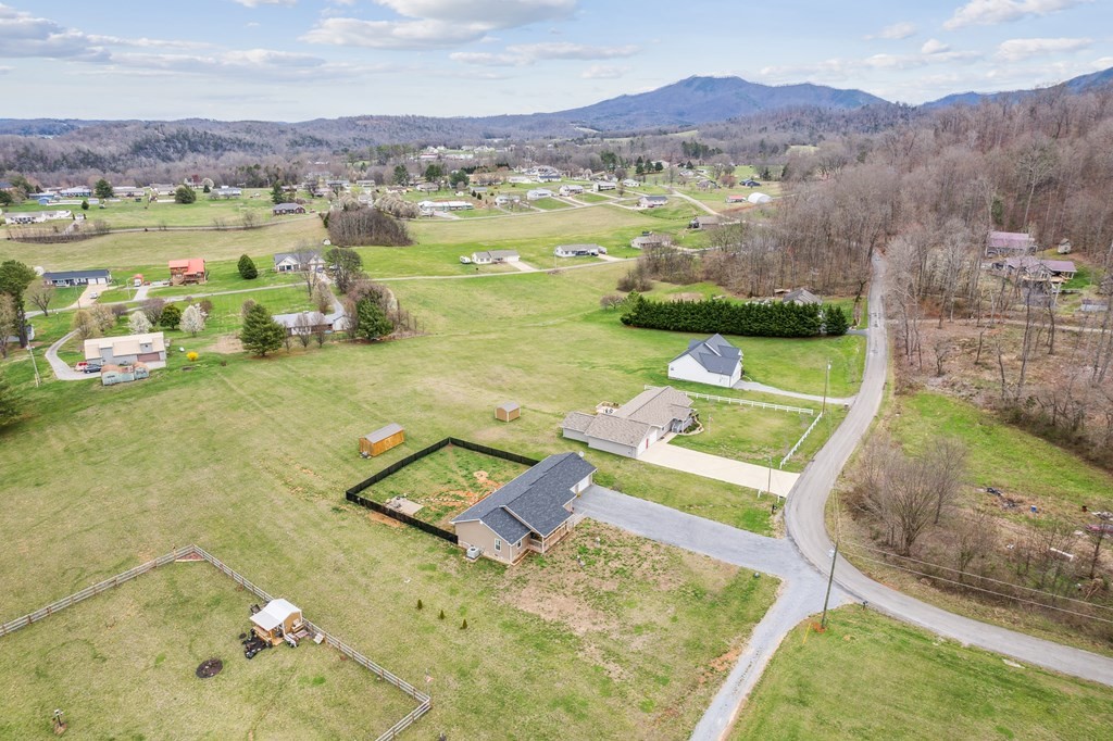 1163 Camellia Road Newport, TN 37821 - Photo 4 of 31 Gallery Image 4
