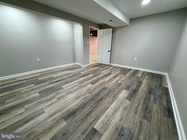 en empty room with wooden floor