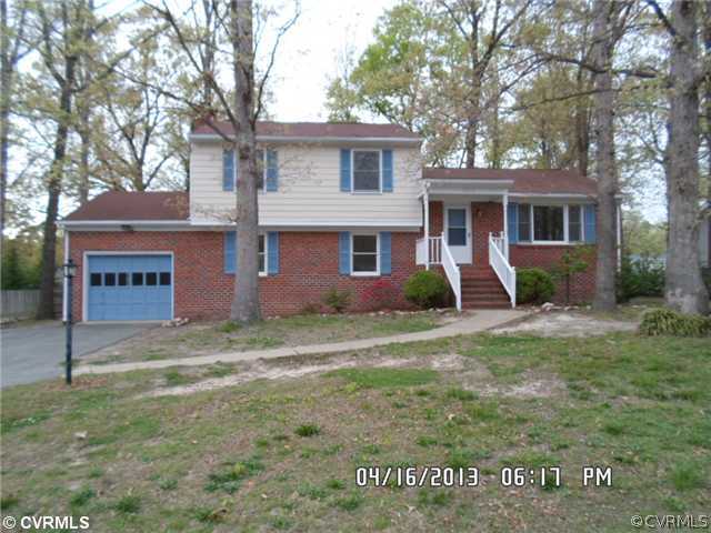 a view of a house with backyard