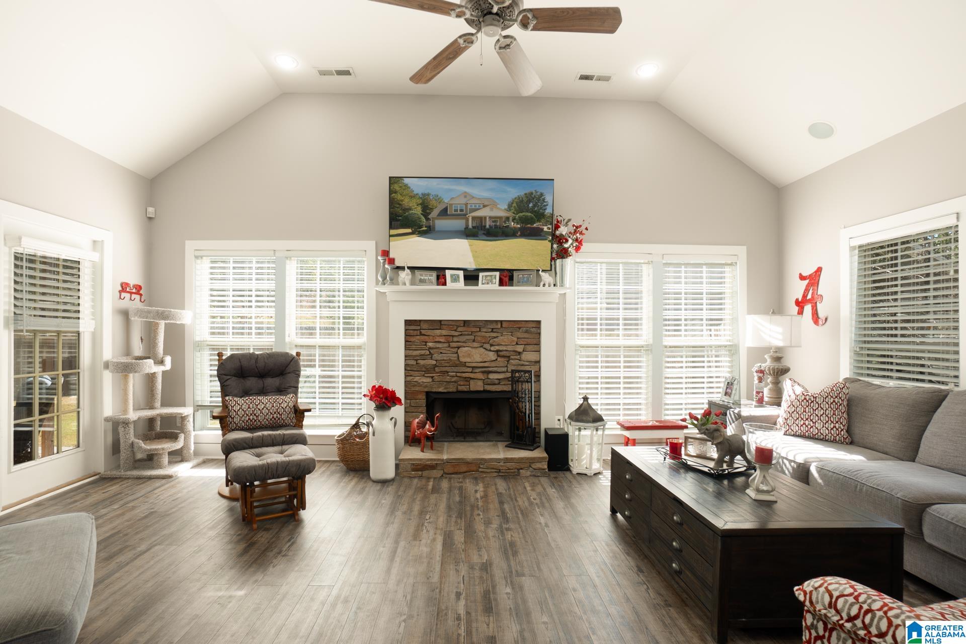 197 Nottingham Drive Calera, AL 35040 - Photo 2 of 31
